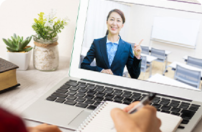 オンラインに最適化されたカリキュラムで、訓練を受けた認定トレーナーが明確に解説し、実践へと導きます。