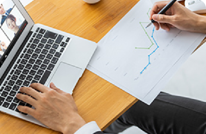 オンライン環境に最適化された、再現性の高い演習を通じて、多くの実践者を育てる効果的なプログラムで、実践に向けた理解を深めることができます。